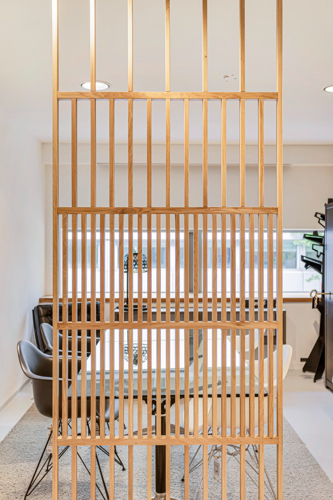 Houten roomdivider van gelakt massief eiken, ontworpen voor een strakke, hotel chique uitstraling. Een elegante toevoeging aan elk interieur