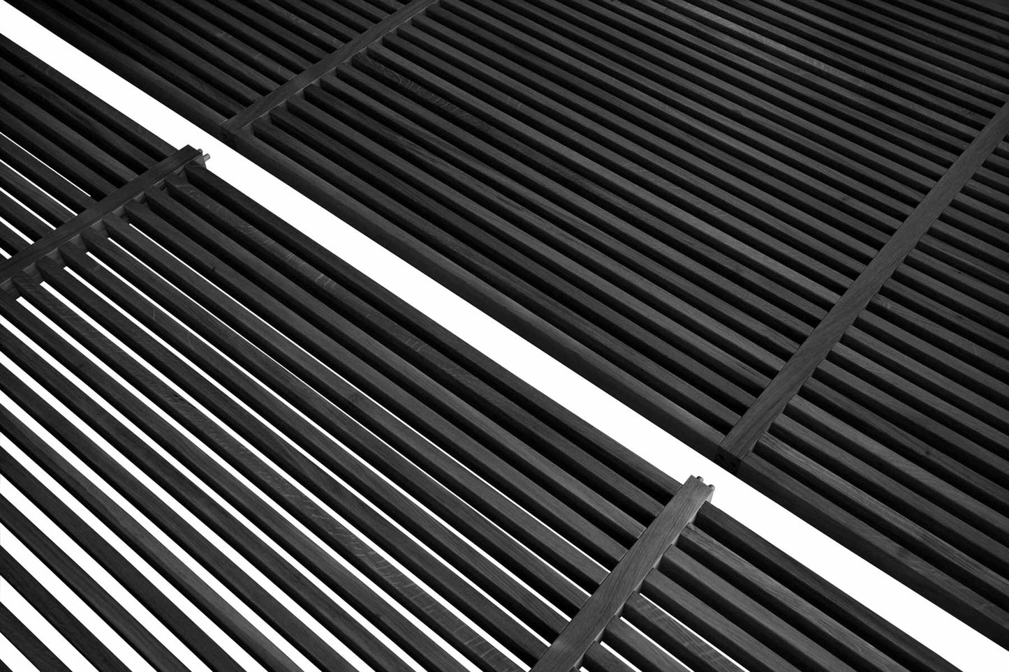 Houten roomdivider met twee gekoppelde delen in XL, van RAL9005 gelakt massief eiken voor een strakke, natuurlijke uitstraling